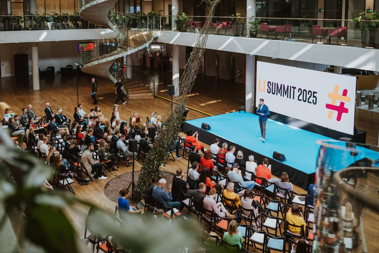 Konferenční summit v atriu zachycený z výšky